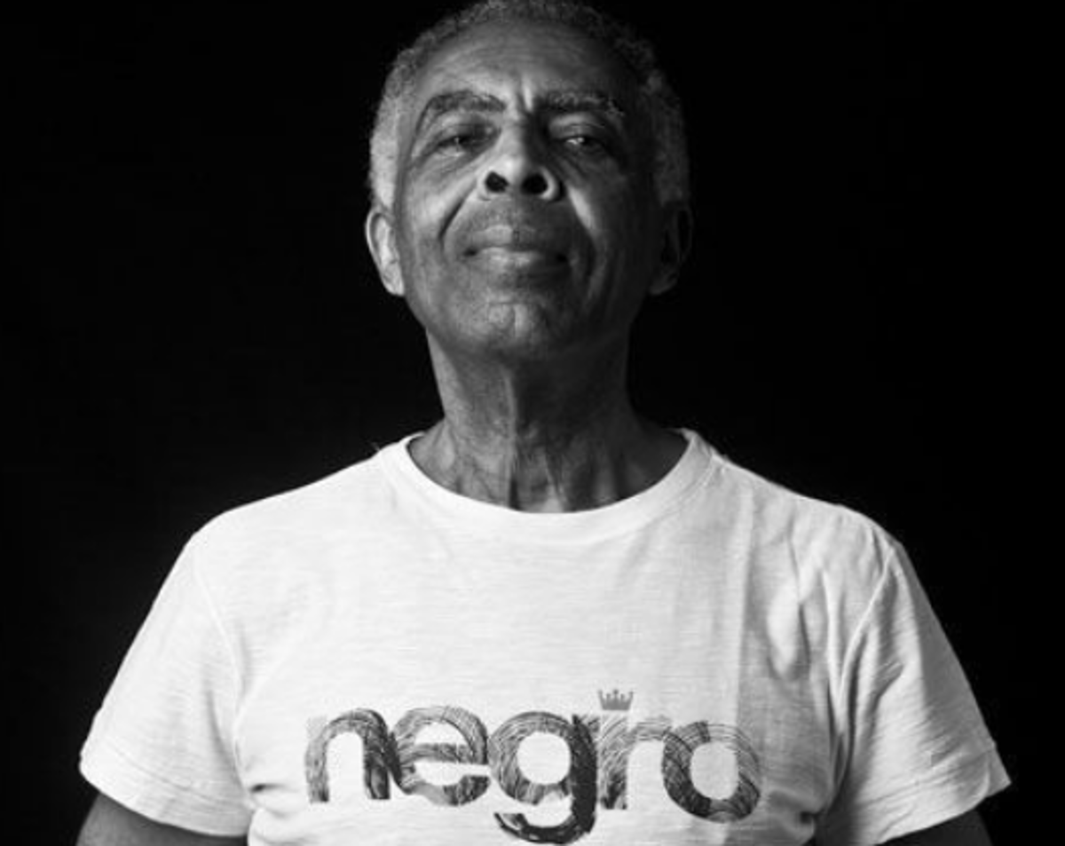 O cantor Gilberto Gil lembrou o Dia da Consciência Negra em postagem otimista nas redes sociais, mas ponderou sobre algumas dificuldades ainda enfrentadas na luta contra o racismo; “No Brasil ainda tem preconceito. Ainda tem desigualdades específicas dos negros”
