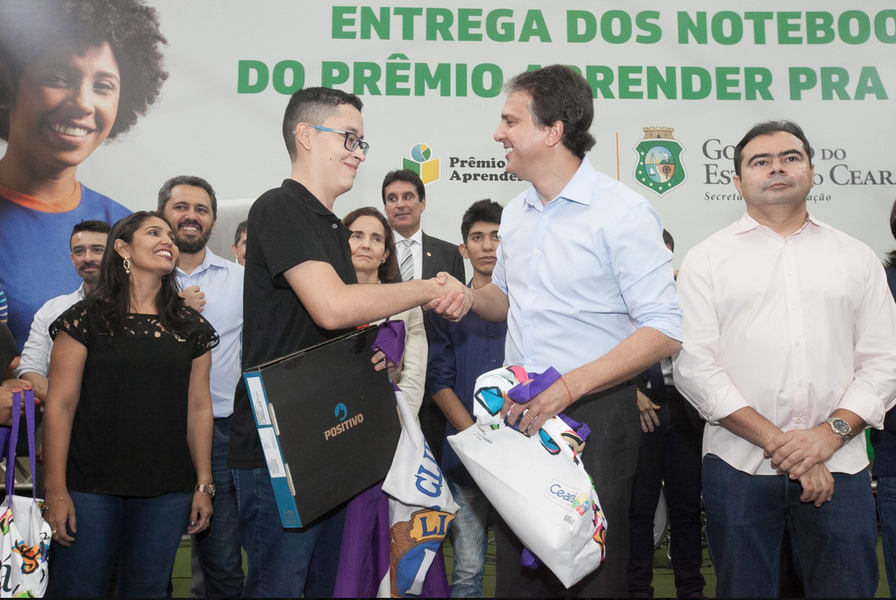 O governador Camilo Santana entrega, nesta terça-feira, o Prêmio Aprender pra Valer aos alunos do Ensino Médio da rede estadual que se destacaram pelo bom desempenho acadêmico. A premiação consiste em um notebook para cada um dos 20.430 agraciados em todo o Estado. É a segunda vez, este ano, que o governador entrega computadores aos alunos da rede estadual, completando mais de 40 mil beneficiados. Em agosto, outros  20.155 estudantes receberam o equipamento
