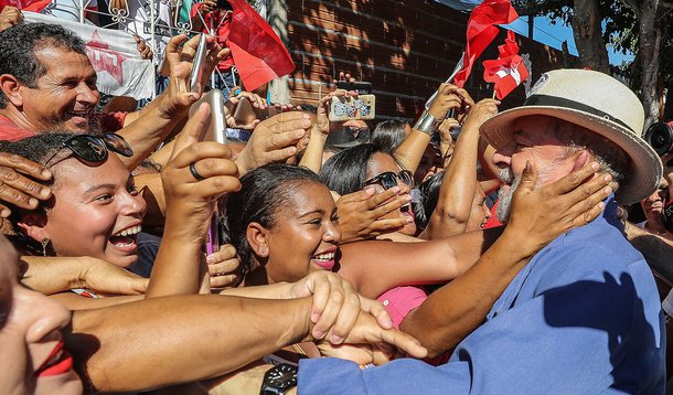 Desesperados com a resiliência de Lula, com sua fenomenal liderança popular, com sua coragem e nobreza política, é só isso que eles querem, que Lula morra. Por isso, Lula deve viver. Viver para resgatar o País das mãos dessa quadrilha que está doando o patrimônio do povo para estrangeiros. Viver para ganhar as eleições de 2018 e anular todas essas reformas que estão destruindo a economia e retirando direitos dos trabalhadores e trabalhadoras do Brasil