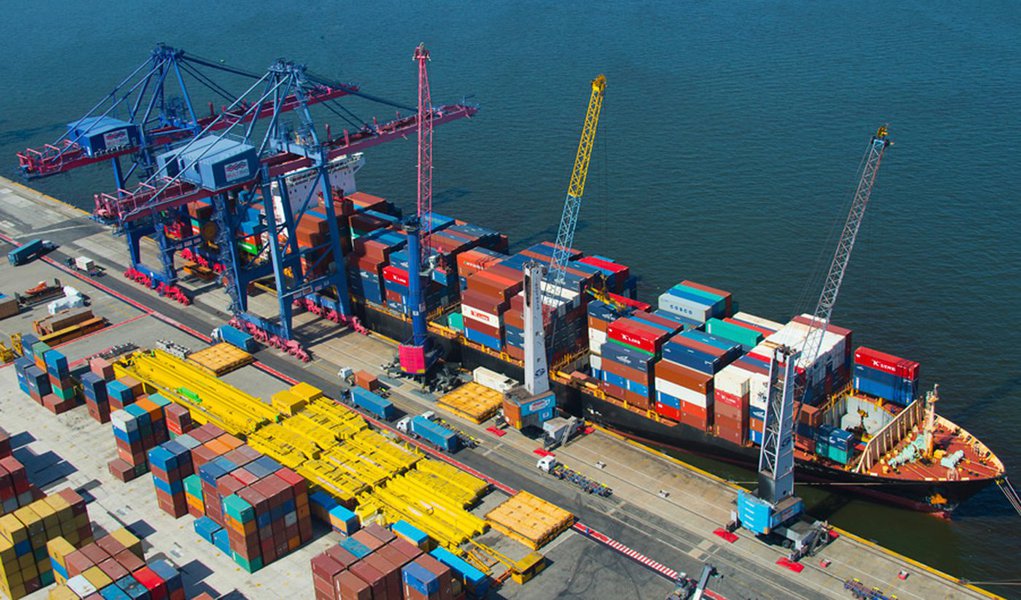 Expansão da economia do Brasil foi melhor nos dois primeiros trimestres deste do que o divulgado anteriormente, revisou o Instituto Brasileiro de Geografia e Estatística (IBGE); Produto Interno Bruto (PIB) avançou 0,7% no segundo trimestre contra os três meses imediatamente anteriores, em vez de expansão de 0,2% como informado antes; no primeiro trimestre, houve crescimento da economia de 1,3% na mesma comparação, contra alta de 1% antes