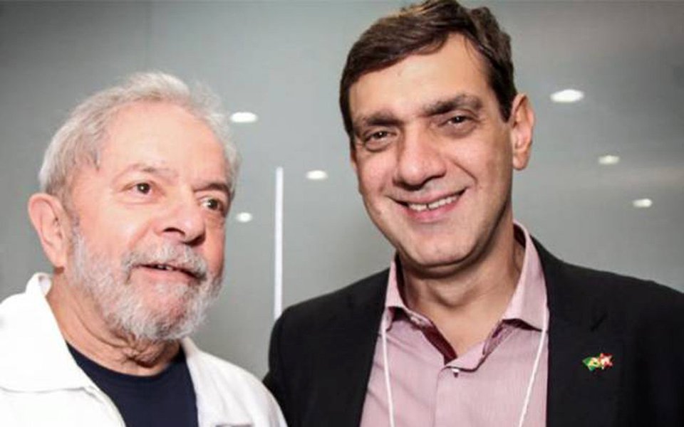 Depois da forte repercussão e do delegado que autorizou uma operação policial baseada em denúncia anônima contra Marcos Lula, filho do ex-presidente Luiz Inácio Lula da Silva, a Polícia Civil suspendeu, por tempo indeterminado, o depoimento de Marcos; a polícia diz que deflagrou a operação, alegando busca de drogas e armas, depois de receber uma denúncia anônima por telefone. Nada foi encontrado