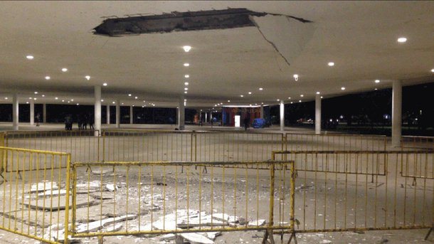 Uma parte do revestimento inferior do teto da marquise do Parque Ibirapuera, em São Paulo se desprendeu na noite de quarta (22) , por causa das chuvas; técnicos das secretarias do Verde e do Meio Ambiente e de Serviços e Obras estão elaborando um laudo e devem anunciar nesta quinta (23) se o local terá ou não de ser interditado; tombado como patrimônio histórico, o local é um cartão postal da cidade e recebe grande número de pessoas, principalmente, de jovens na prática de esporte