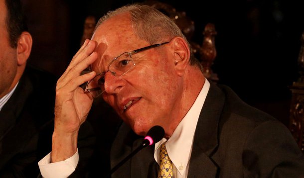 Presidente do Peru, Pedro Pablo Kuczynski, disse que não renunciará por conta de um escândalo envolvendo pagamentos feitos pela empreiteira brasileira Odebrecht há cerca de uma década para um empresa que ele controlava na época em que ocupava um cargo público; "Sou um homem honesto e o fui por toda a minha vida. Estou disposto a defender a verdade", disse; Kuczynski reconheceu que era dono da empresa Westfield Capital Ltd, mas afirmou que não a gerenciava enquanto ocupava cargos públicos e negou quaisquer irregularidades; líderes de vários partidos no Congresso controlado pela oposição prometeram buscar tirá-lo do poder caso ele não o deixe voluntariamente