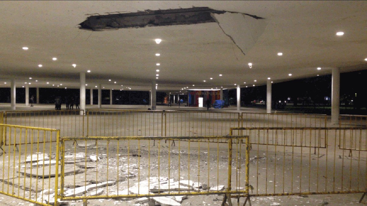 Uma parte do revestimento inferior do teto da marquise do Parque Ibirapuera, em São Paulo se desprendeu na noite de quarta (22) , por causa das chuvas; técnicos das secretarias do Verde e do Meio Ambiente e de Serviços e Obras estão elaborando um laudo e devem anunciar nesta quinta (23) se o local terá ou não de ser interditado; tombado como patrimônio histórico, o local é um cartão postal da cidade e recebe grande número de pessoas, principalmente, de jovens na prática de esporte