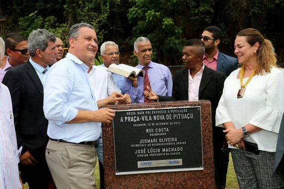 Surge mais um embate entre o governador Rui Costa e o governo federal, desta vez por atraso em repasses no valor de R$ 150 milhões para obras que incluem a conclusão do Sistema Metroviário de Salvador e Lauro de Freitas; em visita às obras da Linha Azul nesta terça-feira, Rui afirmou que o projeto tem sido tocado apenas com recursos do Estado, e criticou o governo federal; segundo ele, falta receber R$ 89 milhões da União para as obras da avenida; "Já no metrô, são R$ 60 milhões de atraso. O governo federal está devendo R$ 150 milhões ao povo baiano, juntando aqui, na (Avenida) 29 de Março e o metrô. Mas estamos suplementando com recursos próprios para não permitir que a obra pare"