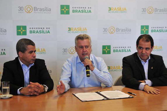 Trabalhadores rurais sem terra e pequenos produtores vão poder comprar imóvel rural por meio de financiamento; o governo de Brasília firmou acordo de cooperação com a União para assegurar a execução do Programa Nacional de Crédito Fundiário, que garante esse e outros benefícios a produtores; o financiamento sempre é individual e de até R$ 140 mil por produtor; a forma de acesso pode ser coletiva apenas para quem se enquadra no Combate à Pobreza Rural — aqueles com renda anual de até R$ 9 mil e patrimônio de até R$ 15 mil; nas outras, essas quantias são até R$ 15 mil e até R$ 30 mil