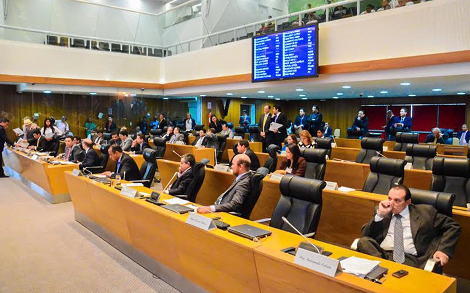 O Plenário da Assembleia Legislativa do Maranhão aprovou uma MP, de autoria do Poder Executivo, que autoriza o Estado celebrar acordos em precatórios judiciais relativos a seus débitos e créditos; de acordo com a mensagem encaminhada pelo governador Flávio Dino, a medida corporifica justamente a opção e o regramento do Estado do Maranhão para realização de tais acordos diretos