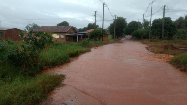 A chuva causou prejuízos para 4.790 pessoas em 26 cidades do Paraná desde o começo da semana; é o que aponta o último balanço da Defesa Civil Estadual; com 2,5 mil atingidos, Marquinho, na região central do Paraná, foi o município mais afetado no estado