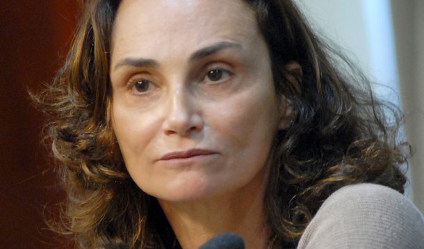 A economista Elena Landau, ex-diretora de privatizações do BNDES no governo Fernando Henrique Cardoso, voltou a criticar o PSDB; em entrevista ao jornal O Globo, Landau confirmou que está deixando o partido e disse que o PSDB se rendeu ao fisiologismo ao entrar no governo Michel Temer; "Sempre fui contra a participação no governo. E se você olhar o tipo de ministério que o PSDB acabou participando, não tem determinante nenhum nas áreas de excelência do PSDB. Tinha que estar no Ministério do Planejamento, da Fazenda. Pra que Direitos Humanos, Secretaria de Governo? Para fazer exatamente o que o PSDB foi contra, que é troca de cargos, presidencialismo de cooptação", diz 