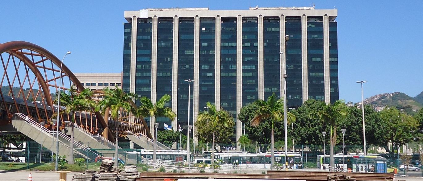 A prefeitura do Rio foi condenada a pagar R$ 50 mil de indenização por dano moral e R$ 667,67 por dano material a uma mulher que estava grávida de um feto anencéfalo e teve o direito de abortar negado; a decisão da desembargadora Claudia Telles, do TJ-RJ; o caso ocorreu em maio 2014 no Hospital Municipal Fernando Magalhães, em São Cristóvão, na zona norte da cidade