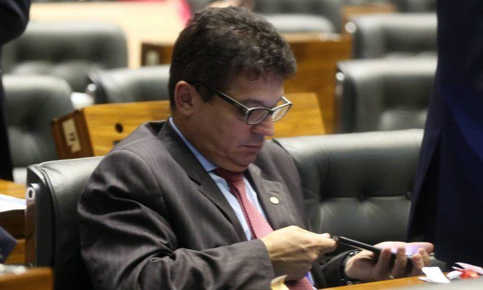 O que dizer ao deputado que incentiva outros a ver pornografia durante a sessão, enquanto a sociedade trabalha duro para bancar seus salários e mordomias, que merece porrada?