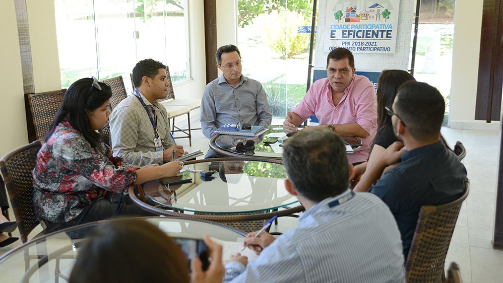 Ao comentar a greve de parte dos professores da rede municipal, o prefeito de Palmas, Carlos Amastha, pediu aos aos grevistas que retornem para sala de aula; de acordo com o chefe do executivo municipal, o movimento não é legal; “A Justiça declarou a greve ilegal três vezes. Ninguém vai negociar absolutamente nada em uma greve que foi declarada ilegal 24 horas depois de ter sido deflagrada”, acrescentou ele, durante coletiva de imprensa