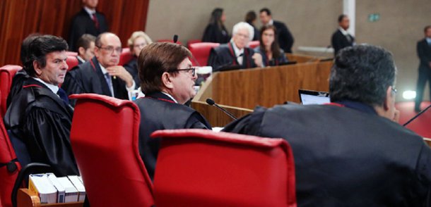 O jornalista Ricardo Kotscho fala em seu blog fala sobre o início do julgamento no Tribunal Superior Eleitoral, que pode cassar a chapa Dilma-Temer, que venceu a eleição de 2014; ele compara o julgamento a um teatro e diz que a peça não tem data para acabar; "Pela amostra do primeiro dia de julgamento, que foi suspenso duas horas depois de começar, este teatro pode continuar em cartaz até a campanha eleitoral de 2018, ou seja, não servirá para nada. O espetáculo jurídico dará uma parada em abril porque Gilmar Mendes, presidente do TSE e conselheiro informal de Michel Temer, vai passar o mês viajando", diz