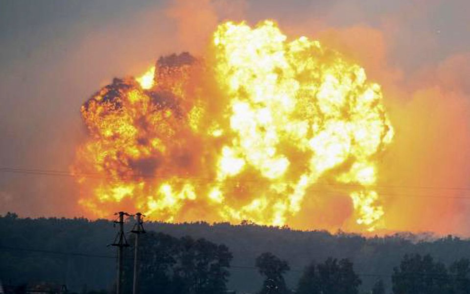 Incêndio de enormes proporções deflagrou a detonação de munições no maior paiol militar da Ucrânia, próximo da cidade de Vinnytsia; paiol armazenava 188 mil toneladas de munições, entre eles os foguetes para os sistemas de artilharia Uragan, Smerch e Grad; armazém fica a cerca de 200 quilômetros da capital da Ucrânia, Kiev. No momento, está sendo realizada a evacuação de cerca de 30 mil moradores de  Kalinovka e de outros povoados próximos; Kalinovka é o quarto armazém militar a explodir na Ucrânia nos últimos dois anos