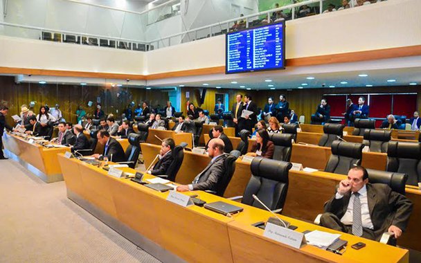 O Plenário da Assembleia Legislativa do Maranhão aprovou uma MP, de autoria do Poder Executivo, que autoriza o Estado celebrar acordos em precatórios judiciais relativos a seus débitos e créditos; de acordo com a mensagem encaminhada pelo governador Flávio Dino, a medida corporifica justamente a opção e o regramento do Estado do Maranhão para realização de tais acordos diretos