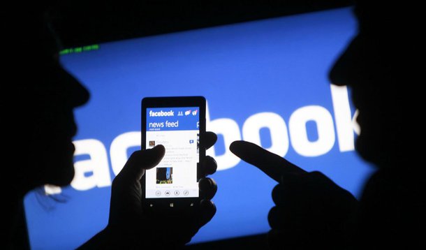A BBC Brasil publicou uma grande reportagem, nesta sexta-feira (8), em que confirma o funcionamento de perfis fakes que foram e são usados por empresa com base no Rio de Janeiro para manipular opinião pública nas redes sociais; como enfatiza o professor do Instituto de Internet da Oxford, Philip Howard, os ciborgues ou robôs são "um perigo para a democracia"; "Democracias funcionam bem quando há informação correta circulando nas redes sociais", enfatiza o professor à reportagem da BBC