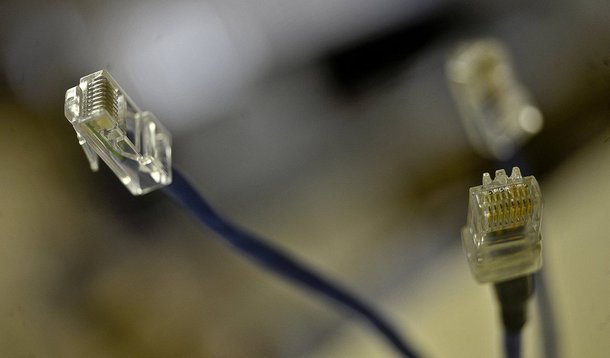 A regra impedia provedoras de acesso à internet de tratar de forma discriminatória os dados que circulam em suas redes, de bloquear sites, de piorar ou retardar a conexões intencionalmente e de priorizar serviços e informações de parceiros. Sem a neutralidade, as operadoras poderão adotar essas práticas, estando autorizadas, por exemplo, a vender pacotes diferenciados como no caso da TV por assinatura – um somente com e-mail, outro com redes sociais e vídeos e assim por diante