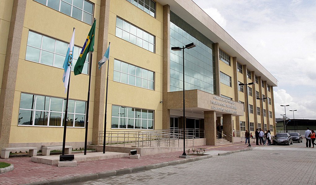 A Justiça de São Gonçalo, região metropolitana do Rio de Janeiro, condenou o policial militar Alexsandro Horffamm Lopes a 79 anos de prisão por homicídio qualificado, extorsão mediante sequestro e associação criminosa pelas mortes de dois traficantes, em 2010; ele é apontado como um dos líderes de um grupo de extermínio formado por policias civis e militares, investigado pela juíza Patrícia Acioli, assassinada em 2011