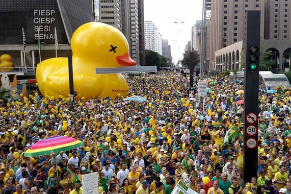 Hoje dou os meus pêsames aqueles que, fantasiados de patos, foram às ruas apoiar o golpe, e ajudaram, inocentemente ou premeditadamente, a prejudicar os que trabalham para o Estado em funções de interesse de toda a sociedade