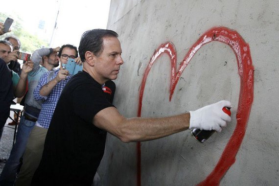 Carta Capital faz reportagem analisando que seis demissões feitas por João Doria (PSDB) desde o início do seu mandato têm em comum alguma reclamação ou desacordo com as diretrizes de sua gestão; o último caso conhecido foi o afastamento, em 16 de novembro, do então prefeito regional da Casa Verde, Paulo Cahim; ele foi demitido após reclamar da falta de verbas para enchentes; a prefeitura publicou uma nota alegando que Cahim tinha 'demonstrado conformismo diante das dificuldades, em lugar de empenho e criatividade na superação dos desafios, como exige a atual administração municipal de seus colaboradores'
 