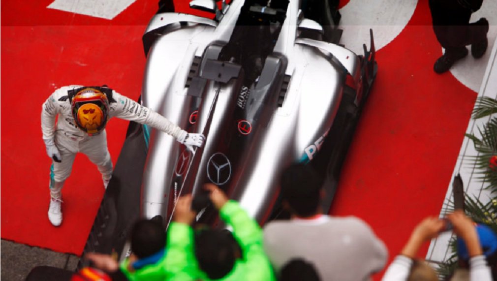 Lewis Hamilton controlou as condições instáveis do circuito e se manteve distante da disputa dos rivais para vencer o Grande Prêmio de Fórmula 1 da China; britânico cruzou com a sua Mercedes a linha de chegada 6,2 segundos antes da Ferrari de Sebastian Vettel, com Max Verstappen, da Red Bull, que começou na 16ª posição, terminando com um surpreendente terceiro lugar; foi a 54ª vitória da carreira de Hamilton, com um número recorde de cinco em Xangai