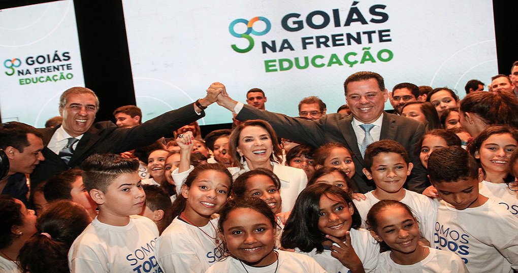Em dia histórico para a Educação em Goiás, o governador Marconi Perillo formalizou nesta quinta-feira as medidas do maior pacote de benefícios já entregue para a Rede Estadual de Ensino; Marconi anunciou investimentos de R$ 510 milhões em obras, por meio do Goiás na Frente Educação, realização de concurso público, reajustes salariais e concessão de gratificações, a renovação de programas de ensino-aprendizagem, reajuste no repasse do transporte escolar e entregou 75 ônibus; “Juntos nós soubemos fazer o dever de casa. Soubemos enfrentar a crise, nos desgastando, nos sacrificando, mas fazendo o que deveria ser feito”, disse o governador Marconi Perillo no discurso