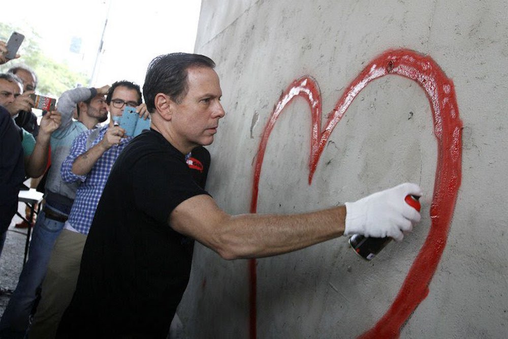 Carta Capital faz reportagem analisando que seis demissões feitas por João Doria (PSDB) desde o início do seu mandato têm em comum alguma reclamação ou desacordo com as diretrizes de sua gestão; o último caso conhecido foi o afastamento, em 16 de novembro, do então prefeito regional da Casa Verde, Paulo Cahim; ele foi demitido após reclamar da falta de verbas para enchentes; a prefeitura publicou uma nota alegando que Cahim tinha 'demonstrado conformismo diante das dificuldades, em lugar de empenho e criatividade na superação dos desafios, como exige a atual administração municipal de seus colaboradores'
 
