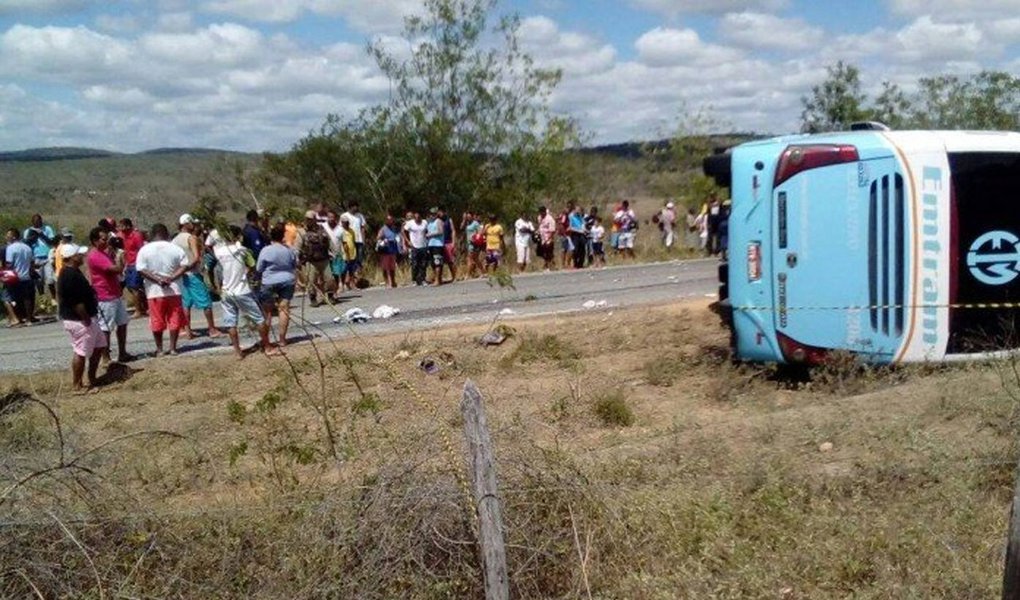 Um ônibus que transportava cerca de 40 pessoas para um passeio em um parque aquático em Jacobina, no norte da Bahia, tombou na manhã nesta quinta-feira na estrada, próximo à cidade de Piritiba, região da Chapada Diamantina; ao menos cinco pessoas morreram no acidente, incluindo uma criança de 2 anos de idade e uma adolescente de 16 anos