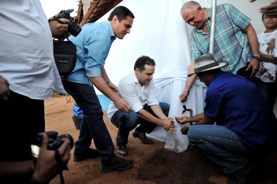 O governo de Alagoas vai assinar, nesta sexta-feira (25), a ordem de serviço para a construção de pequenas barragens para o Sertão e entregar um sistema de dessalinização; obra tem previsão de sete meses para ser concluída e prevê o barramento de aproximadamente cinco metros de altura e armazenamento aproximado de oito mil metros cúbicos de água, com benefício extensivo a mais de 155 famílias de agricultores
