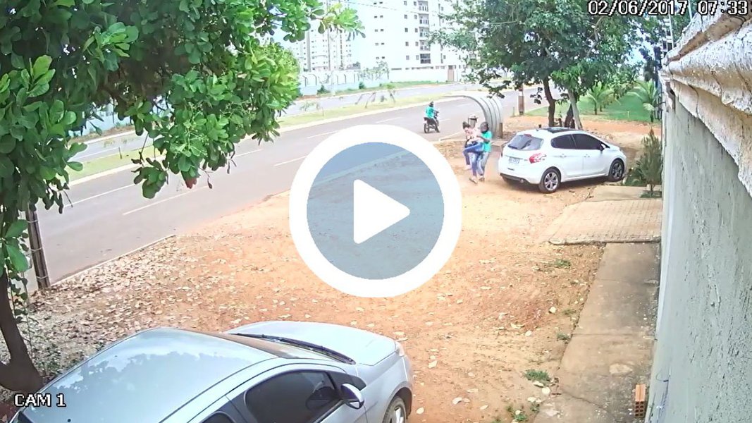 Câmeras de segurança flagraram um assalto nas proximidades da Avenida Palmas Brasil e da quadra 606 Sul, na região Sul de Palmas; uma mulher aguardava um ônibus em uma parada, onde dois homens passaram em uma motocicleta e pararam em frente ao ponto; ao perceber os bandidos, a mulher correu, mas foi agarrada pelo passageiro da moto e derrubada no chão; o assaltante fugiu com o celular da vítima; Oos criminosos seriam responsáveis por outros assaltos ocorridos recentemente na Capital