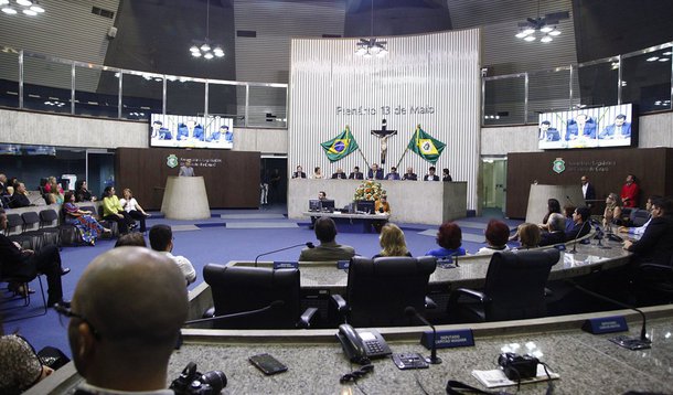A indicação do novo conselheiro do Tribunal de Contas do Estado do Ceará (TCE), após a aposentadoria do conselheiro Teodorico Menezes, abre o ciclo de guerra na Assembleia Legislativa; políticos e técnicos interessados já articulam nomeação; porém, alguns deputados defendem que a vaga deve ser preenchida por um nome do Tribunal de Contas dos Municípios do Ceará (TCM), órgão que foi extinto e os conselheiros foram colocados em disponibilidade remunerada