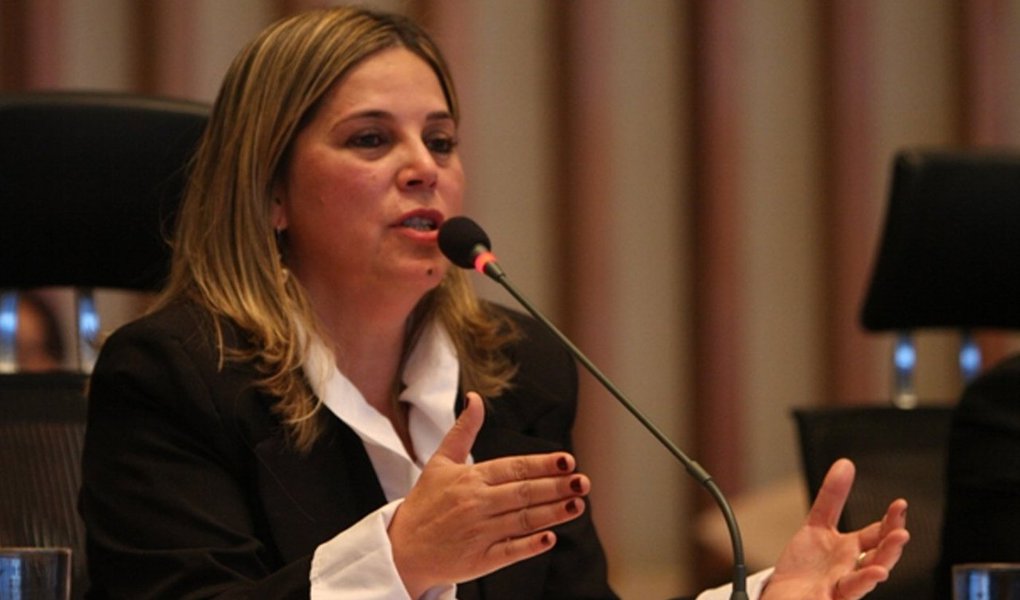 Histórica defensora da 'cura gay', a psicóloga Marisa Lobo chegou a ter o seu registro profissional cassado Conselho Regional de Psicologia do Paraná por misturar suas crenças religiosas com a ciência; Marisa foi quem assinou o laudo entregue à Polícia Civil em 2016 apontando que a jornalista Patrícia Lélis seria “mitomaníaca”, como uma forma de invalidar as acusações de abuso sexual que a jornalista havia feito contra o deputado federal Marco Feliciano (PSC-SP), também defensor notório da “cura gay”