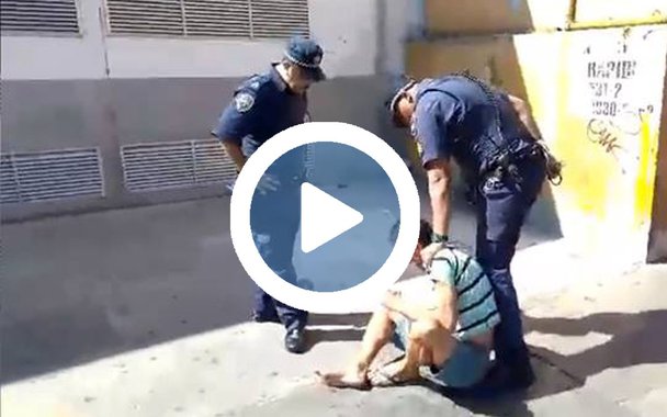 Repercussão de um vídeo mostrando a agressão praticada por um agente da Guarda Civil Metropolitana (GCM) de São Paulo contra um morador de rua levou o prefeito João Doria (PSDB) a afastar o servidor do cargo; Samir Ali Ahmed Sati, de 40 anos, foi empurrado e derrubado com uma rasteira e precisou de atendimento médico; ele teve o punho fraturado e os poucos pertences que possuía, num carrinho de supermercado, tomados; em vídeo, Doria condenou a atitude do guarda: "episódio lamentável"