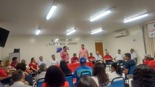 O presidente do PT Ceará, Fco. de Assis Diniz e o deputado federal José Guimarães, secretário nacional de Assuntos Institucionais do PT, passaram o último fim de semana reunidos com dirigentes do partido, movimentos sociais e partidos aliados, finalizando os preparativos para a visita da "Caravana do Lula pelo Nordeste", que estará no Ceará nos dias 29 e 30 de agosto, com atos de massa nos municípios de Quixadá, no Sertão Central e Crato, no Cariri. Também estão previstas até o momento, a realização de recepções populares à caravana, durante o percurso, nos municípios de Cedro, Solonópole e Caririaçu