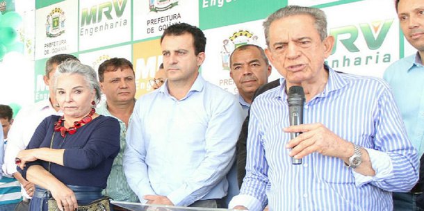 Ação com serviços da prefeitura foi realizada na Região Norte, mas foi ofuscada pelo protesto de professores municipais contra o prefeito Iris Rezende (PMDB); servidores cobraram a devolução do pagamento cortado durante o período em que estiveram em greve; Iris ignorou os gritos e respondeu: "A justiça considerou a greve ilegal e uma multa de R$ 100 mil por dia, eu não sou culpado, não tenho culpa. Eles mesmos que buscaram esta situação. Vão reclamar lá para a Justiça"; professores também pressionaram a primeira-dama Dona Iris
 