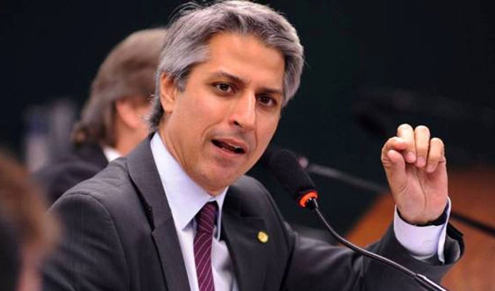 "Essa vitória que é extremamente importante do ponto de vista civilizatório pro Brasil, evitando um retrocesso de séculos que o presidente da República queria impor ao país, tem impactos também na votação de amanhã, já que Temer queria trocar votos por escravos", ressaltou o deputado Alessandro Molon, da Rede, em entrevista coletiva; ao suspender os efeitos da portaria, a ministra Rosa Weber, do STF, atendeu a um pedido do partido