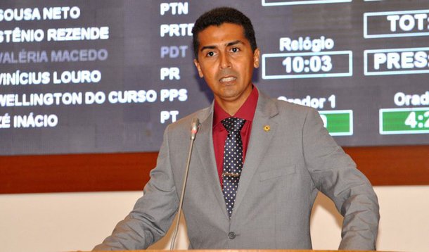 O deputado estadual Marco Aurélio (PCdoB), após críticas da oposição liderada pela família Sarney, sobre a presença de servidores públicos na Conferência Estadual do PCdoB, afirmou que “Talvez o maior desespero deles, ao ver a grandiosa conferência, foi ver partidos que historicamente marcharam com eles e agora já disseram ‘não’, porque agora vão com Flávio Dino para a reeleição”; segundo o deputado, “Isso dá um desespero danado. O grupo da oligarquia de fato, de direito, está perdendo. Está perdendo pela ineficiência, pelo que deixaram de fazer. Em segundo lugar, pela liderança do Governador Flávio Dino. Em terceiro lugar, o povo não quer mais voltar ao atraso”