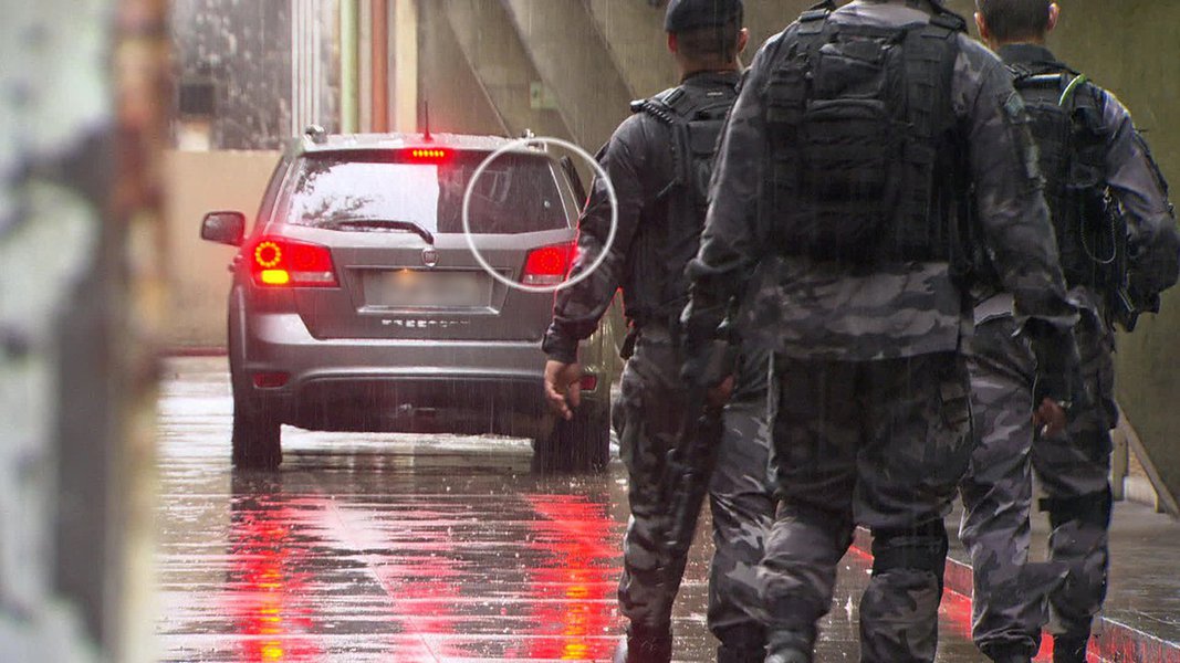 A Polícia Militar do Rio de Janeiro (PMRJ) informou, em nota sobre a morte da turista espanhola Maria Esperanza Ruiz Jimenez, de 67 anos, na Favela da Rocinha, que a corregedoria da corporação determinou a prisão em flagrante dos dois policiais diretamente envolvidos no fato – um oficial (tenente) e um soldado; os dois policiais foram encaminhados para Unidade Prisional da PM, em Niterói; "Após análise do fato, caberá ao Ministério Público Militar do Estado Rio de Janeiro decidir os rumos da investigação", diz a nota
