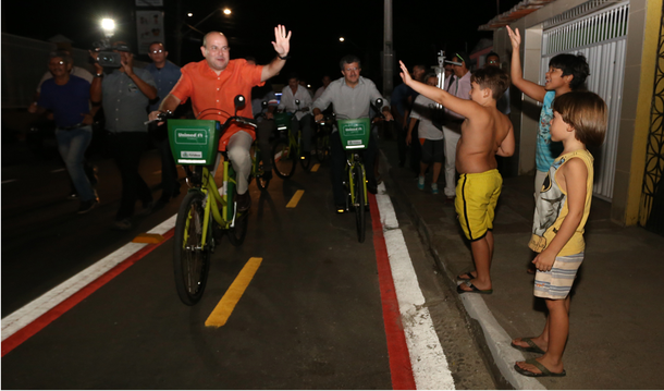 “Este binário é o primeiro com algumas inovações. Além da inversão do fluxo e ciclofaixa, o projeto conta com bicicletário e expansão de calçadas. Queremos aumentar a segurança viária de motoristas, pedestres e ciclistas e dar velocidade ao fluxo da via”, explicou o prefeito Roberto Cláudio (PDT), durante solenidade de entrega na Vila Manuel Sátiro, na noite desta quinta-feira (24)