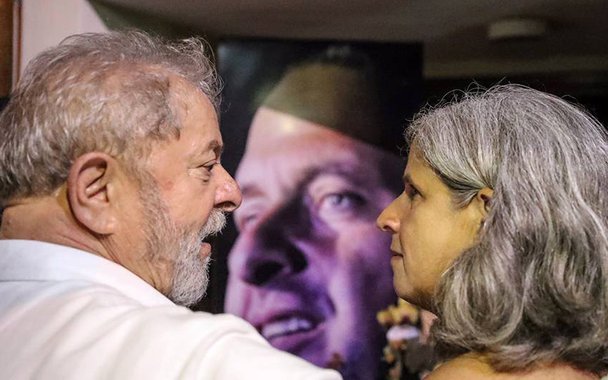 Em meio a uma visita de três dias a Pernambuco, o ex-presidente Luiz Inácio Lula da Silva fez uma visita à residência da família Campos, na Zona Norte do Recife. No local, Lula reuniu-se com Renata Campos, viúva do ex-governador Eduardo Campos (PSB) e os cinco filhos do casal, além da mãe de Campos e ministro do Tribunal de contas da União, Ana Arraes, o governador Paulo Câmara, e o prefeito do Recife, Geraldo Julio; encontro foi realizado em meio as especulações de uma reaproximação entre PT e PSB, rompidos desde 2014