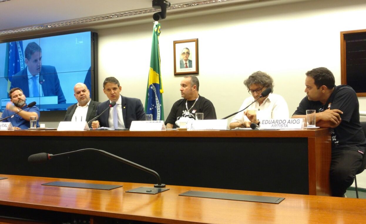 O deputado federal Thiago Peixoto (PSD-GO) promoveu um debate, na quarta-feira, em Brasília, sobre arte urbana e grafite na Comissão de Cultura da Câmara dos Deputados (CCult); entre os principais pontos destacados por artistas e especialistas, levantou-se a possibilidade de realização de um evento nacional sobre arte de rua ainda este ano em Brasília e a avaliação sobre mecanismos que possibilitem que a Lei Rouanet possa ser usada para financiar o setor de maneira mais efetiva; presidente da CCult, Thiago teve a ideia de trazer a arte urbana para marcar posição no colegiado, por considerá-la fundamental na realidade atual