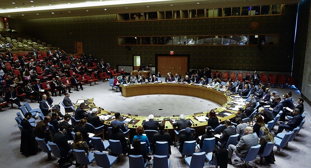 O Ministério das Relações Exteriores da Síria pediu que as Nações Unidas juntem esforços com Damasco no combate ao terrorismo neste domingo, um dia após um grande ataque que provocou a morte de dezenas de refugiados perto da cidade de Aleppo; chancelaria síria enviou duas cartas idênticas para a ONU e para o Conselho de Segurança da organização, destacando que o pedido de ajuda se estende a toda a comunidade internacional