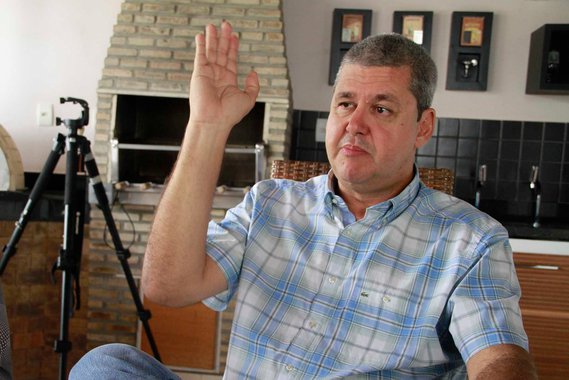 O ex-prefeito de São Gonçalo dos Campos, Antônio Dessa Cardozo, terá que devolver aos cofres do município R$ 235 mil, por ter pagado antecipadamente, em março de 2016, por shows que acabaram não acontecendo; para a 'Festa de Aleluia', Dessa contratou Bell Marques e É o Tchan; a festa foi cancelada por determinação da Justiça, mas até agora o dinheiro pago aos artistas e para a montagem da estrutura não foi devolvido ao erário, "apesar das tentativas de forma amigável", de acordo com o Tribunal de Contas dos Municípios; Além de ser condenado a devolver o dinheiro dos cachês, o ex-prefeito ainda foi multado em R$ 7 mil