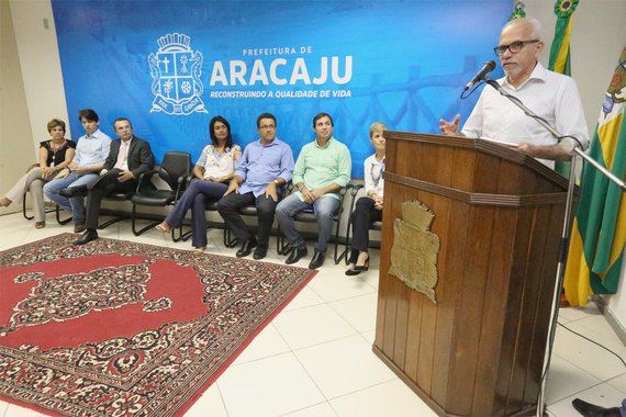 O prefeito Edvaldo Nogueira assinou dois termos de cooperação entre a prefeitura de Aracaju e o Instituto João Carlos Paes Mendonça para a formação profissional de jovens aracajuanos e o desenvolvimento de políticas públicas para inseri-los no mercado de trabalho; “A prefeitura dá, com estes dois termos de cooperação, a sua contribuição no enfrentamento do desemprego na nossa cidade. Agora é importante dizer que esta iniciativa não seria possível sem a parceria de instituições com o Instituto JCPM e o Senai. É a junção de esforços que tem feito a diferença na nossa gestão”, afirmou o prefeito