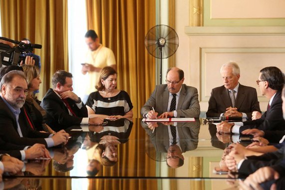 O governador do Estado, José Ivo Sartori (PMDB), assinou com o Grupo Zaffari, o contrato de permuta do terreno da Fundação para o Desenvolvimento de Recursos Humanos (FDRH). Em troca, a Companhia irá construir um presídio com 416 vagas ao lado da Cadeia Pública de Porto Alegre (Presídio Central), na zona leste da Capital gaúcha; a área onde será executado o projeto conta com 5,1 mil metros quadrados; a obra está orçada em R$ 28 milhões; "É bom que se tome conhecimento para saber do valor e daquilo que está sendo colocado nesta área, que não seria possível em outras condições, se não houvesse essa permuta de imóveis", afirmou o líder do Executivo Estadual, José Ivo Sartori