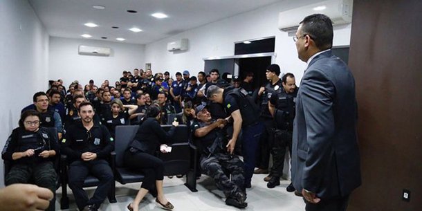 Policiais suspeitos de fraude em concurso público da Polícia Civil estão sendo investigados por processo administrativo disciplinar dentro da corporação; de acordo com o corregedor da Polícia Civil no Piauí, Adolpho Henrique Soares Cardoso, 13 policiais estão sendo investigados; os policiais já foram afastados e entregaram, arma, distintivo, insígnias, carteira funcional e munições