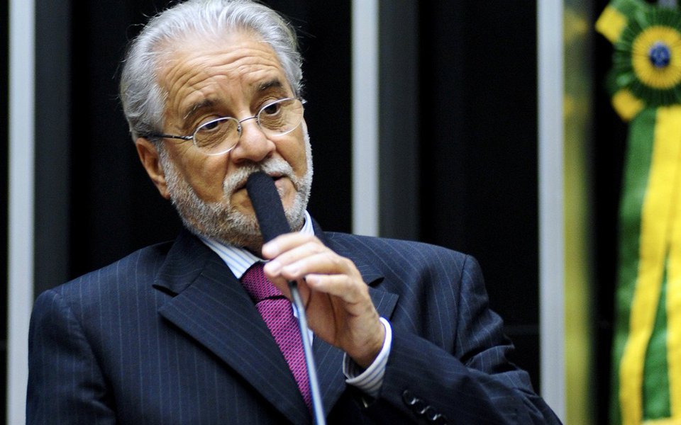 Professor aposentado, ex-deputado federal e atual superintendente de de Direitos Humanos da Secretaria de Justiça e Desenvolvimento Social da Bahia, Emiliano José condenou a postura do vereador de Vitória da Conquista David Salomão, autor de mensagens em outdoor nas quais defende a intervenção militar para conter a corrupção no Brasil; umas das peças, fixadas nas imediações da Universidade Estadual do Sudoeste da Bahia (UESB), foi destruída por professores e estudantes da instituição; “A cadela do fascismo sempre está no cio. Não cabe dormir quando os saudosos do terror da ditadura querem agredir a democracia”