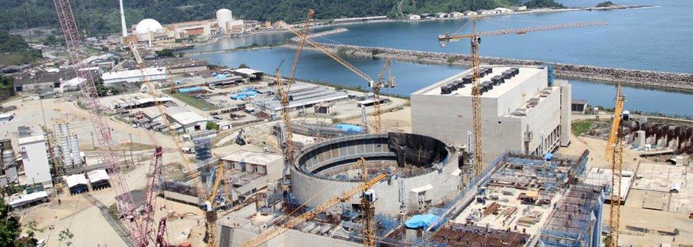 A Usina Angra 2 está desligada para reparos no sistema de água de alimentação principal, na parte não nuclear; a unidade já havia sido retirada de operação na noite de sábado (18) devido à atuação indevida de um relé de proteção de um dos transformadores auxiliares da unidade. Esta falha foi corrigida, e a usina chegou a ser reconectada ao sistema elétrico na manhã do dia seguinte (20); mas, às 8h36 do mesmo dia, foi novamente desligada por conta do novo problema