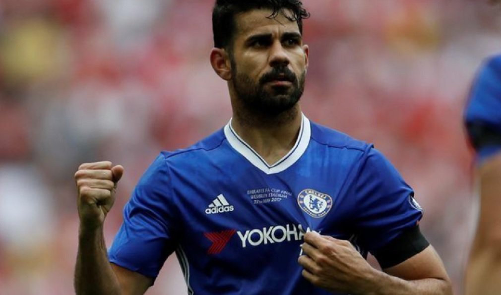 O Chelsea fechou um acordo para vender o atacante Diego Costa para o Atlético de Madrid, informou o clube da Liga Inglesa; o brasileiro naturalizado espanhol deixa o time inglês após desentendimento com o técnico Antonio Conte; no início da temporada, Diego foi avisado pelo técnico, por meio de uma mensagem no telefone, que não seria mais aproveitado na equipe