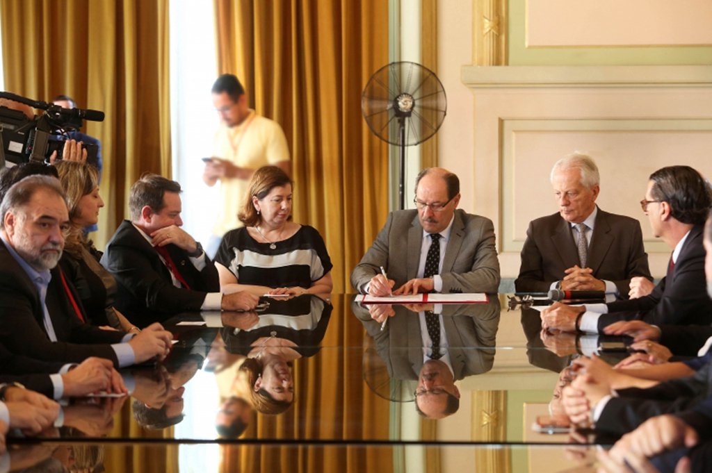 O governador do Estado, José Ivo Sartori (PMDB), assinou com o Grupo Zaffari, o contrato de permuta do terreno da Fundação para o Desenvolvimento de Recursos Humanos (FDRH). Em troca, a Companhia irá construir um presídio com 416 vagas ao lado da Cadeia Pública de Porto Alegre (Presídio Central), na zona leste da Capital gaúcha; a área onde será executado o projeto conta com 5,1 mil metros quadrados; a obra está orçada em R$ 28 milhões; "É bom que se tome conhecimento para saber do valor e daquilo que está sendo colocado nesta área, que não seria possível em outras condições, se não houvesse essa permuta de imóveis", afirmou o líder do Executivo Estadual, José Ivo Sartori
